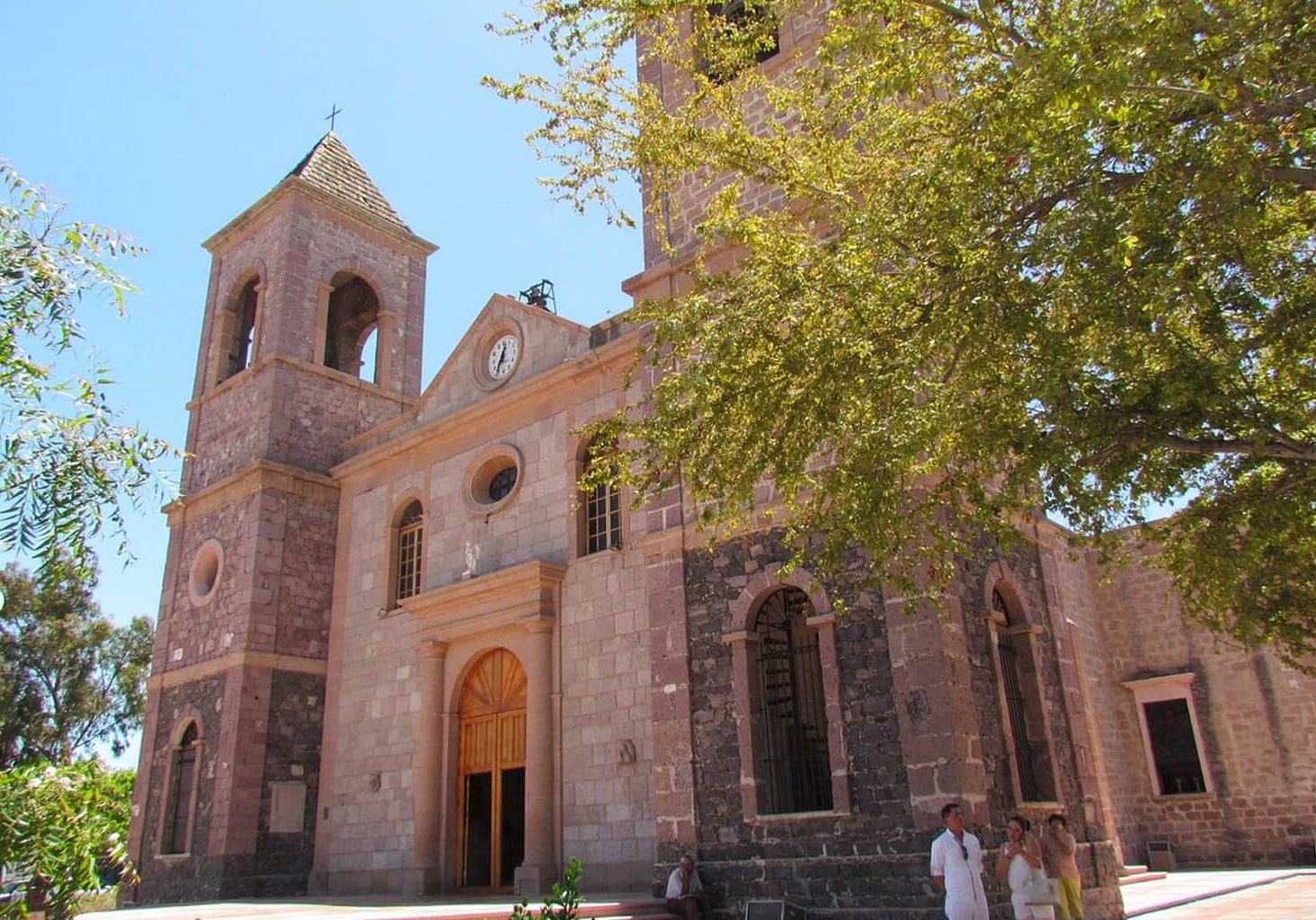 La Paz is rich in history and culture. Explore the city’s artistic
and historical landmarks:
- Malecon Boardwalk: Stroll along the waterfront, enjoy public art
installations, and watch breathtaking sunsets.
- Museo de la Ballena (Whale Museum): Learn about the marine life
of the Sea of Cortez.